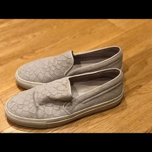axel arigato slip on in suede
